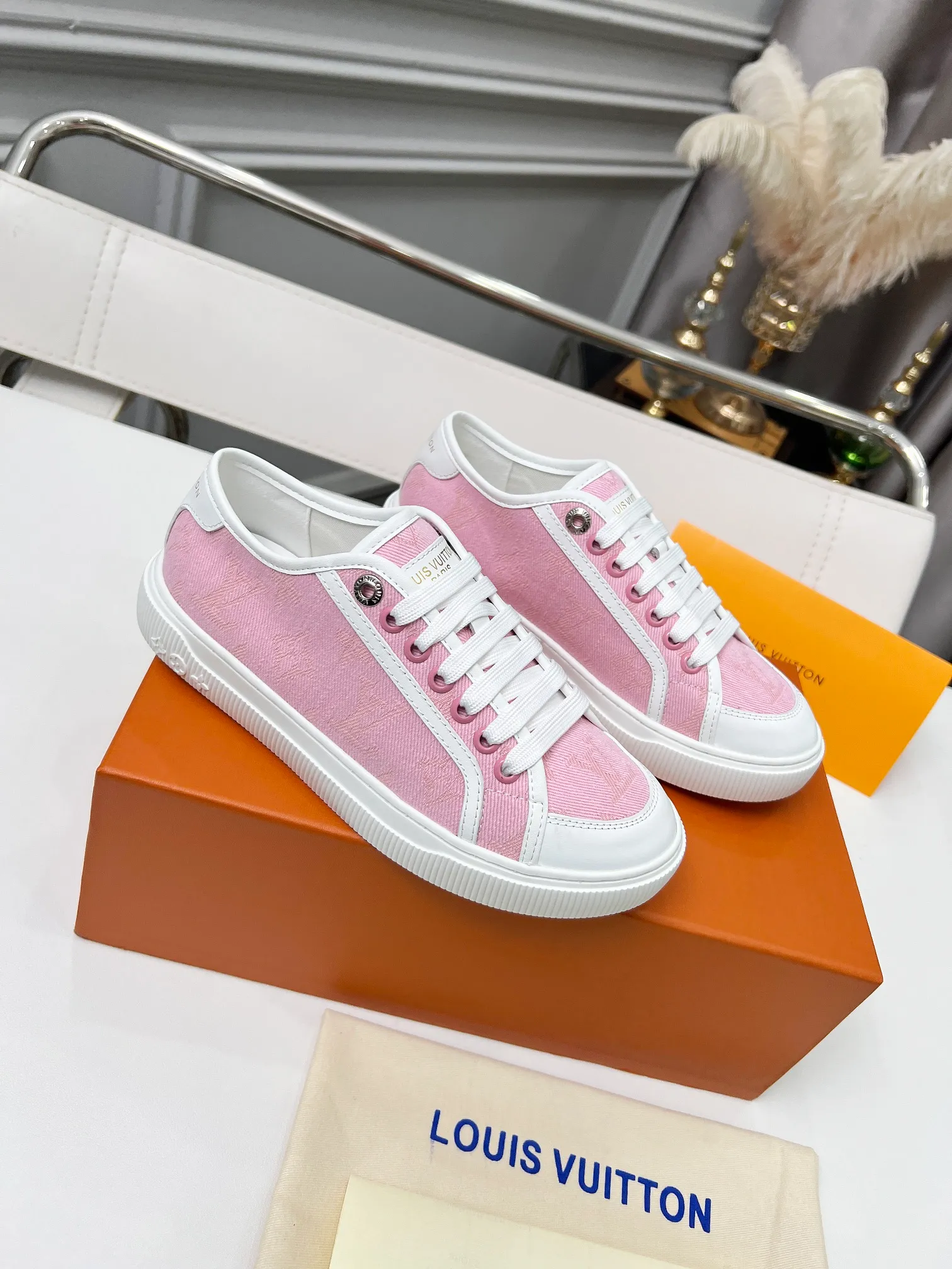 👟👟Ex-factory price 440👟👟 New arrival🆕 The hottest early spring model is coming. LV Lagoon sneakers are made of Monogram denim, injecting a retro flavor into the classic design. Leather trimmings pop out with the Louis Vuitton logo, while stenciled eyelets, trim and laces add to the refined details, and a rubber outsole embellished with Monogram flowers completes the look. Code number: 35~41, multiple colors available! Oil edges + TPU outsole + drawer box packaging